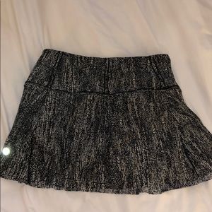 Lululemon black and white patterned skirt